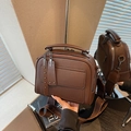 Borsa a tracolla marrone scuro con trama a litchi, tracolla larga e rivetti metallici - caffè