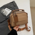 Borsa a tracolla vintage kaki in pelle martellata con tracolla larga e zip - Cachi