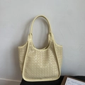 Retro geflochtene Hobo-Tasche für Damen in Cremegelb mit trendigem Intrecciato-Muster - Gelb