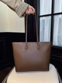 Detail van de matbruine leren shopper met elegante decoratieve stiksels voor dames - Bruin