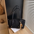 Sac à épaule matelassé noir vintage avec pendentif en perles de bois et longues anses - Avec Pendentif / Noir