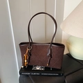 Sac fourre-tout en daim marron foncé avec motif de losanges et pendentif en perles - Avec Pendentif / café