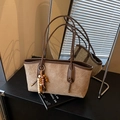 Sac fourre-tout matelassé kaki en daim avec porte-clés perlé et fines bandoulières - Avec Pendentif / Kaki