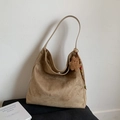 Große minimalistische Wildleder-Tragetasche in Kamel mit Bärenanhänger und Lederlogo - Mit Anhänger / Khaki