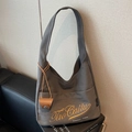 Graue Canvas-Einkaufstasche mit gelber Stickerei und braunem Lederanhänger im Hobo-Stil - Dunkelbraun