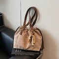 Bolso tipo cubo de ante topo con correa de cuero y amuleto de cuentas étnicas - Caqui
