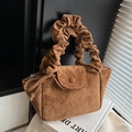 Bolso bandolera de ante marrón caramelo con asa plisada y elegante detalle de lazo lateral - Marrón