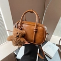 Borsa bowling vintage in pelle marrone con ciondolo a orsetto e tracolla - Marrone giallo con pendente