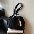 Bolso saco retro de gamuza sintética negra con cordón y borla de cuentas de colores - Negro
