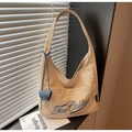 Hobo-Tasche aus beigem Canvas mit blauer Stickerei und kleinem Lederanhänger - Khaki