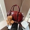 Borsa bowling minimalista in pelle PU rosso scuro con doppi manici e ciondolo orso - Rosso con Pendente