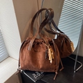 Bolso tote de ante marrón oscuro con cordón ajustable y borla de cuentas étnicas - café