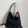 Schwarze Wildleder-Hobo-Tasche mit großem Fassungsvermögen und süßem Bärenanhänger - Mit Anhänger / Schwarz