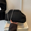 Elegante borsa a nuvola nera con catena argentata e motivo a quadri testurizzati - Nero