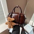Borsa bowling retrò marrone scuro lucido con ciondolo a forma di orso e doppi manici - Caffè con Ciondolo