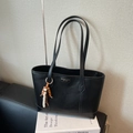 Bolso tote negro tejido con colgante de cuentas de madera vintage sobre fondo blanco - Negro (Con Colgante)