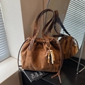 Bolso saco vintage de ante marrón con cuentas de madera coloridas y cordón ajustable - Marrón