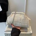 Elegante borsa a nuvola plissettata a righe crema con tracolla a catena argento - Bianco