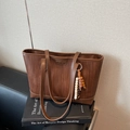 Bolso tote tejido marrón oscuro con asas de cuero y un colgante decorativo de cuentas de madera - Marrón (Con Colgante)