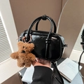Borsa bowling retrò in vernice nera con ciondolo a forma di orsetto marrone - Nero con ciondolo