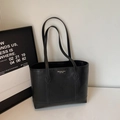 Bolso tote negro trenzado minimalista con correas de cuero en un escenario moderno - Negro (Sin Colgante)