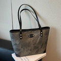 Γκρι vintage τσάντα tote με μαύρα δερμάτινα λουριά και εκλεπτυσμένο λογότυπο - Σκούρο καφέ