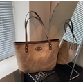 Ρετρό καφέ ανάγλυφη δερμάτινη τσάντα tote με vintage φινίρισμα και λουράκια ώμου - Καφέ
