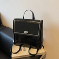 Eleganter schwarzer Kunstleder-Rucksack mit Perlenbesatz und Metall-Drehverschluss - Schwarz
