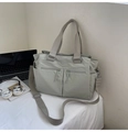 Grande borsa tote in nylon verde salvia chiaro con tasche e tracolla regolabile - Grigio