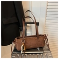Détails du sac à épaule en daim marron avec logo doré et pendentif en perles chic - Café avec Pendentif