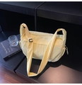 Detalle de bolso bandolera de lona amarilla con correa ajustable y prácticos bolsillos laterales - Amarillo