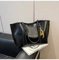 Detail der schwarzen Shopper-Tasche aus Kunstleder mit bunten Perlenanhängern und Trägern - Mit Anhänger / Schwarz