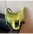 Detalle de bolso bandolera de nailon verde con bolsillos con cremallera y tiradores neón - Verde