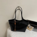 Grand sac cabas noir minimaliste en similicuir brillant avec pampille en perles de bois - Noir avec pendentif