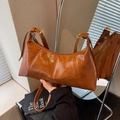Sac sous le bras en cuir froissé marron brillant avec bandoulière et style vintage - Marron