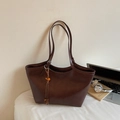 Sac fourre-tout marron foncé minimaliste avec accessoire élégant de pompon en perles de bois - Café avec Pendentif