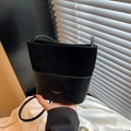 Elegante borsa a secchiello nera con contrasto tra camoscio e texture in pelle liscia - Nero