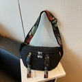Sac de poitrine en toile noire pour femme avec bandoulière brodée et boucle décorative - Noir