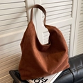Bolso tote de ante marrón oscuro con asas de cuero liso para un estilo retro minimal - Marrón