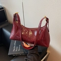 Sac hobo bordeaux rétro à texture plissée brillante avec des détails dorés chic - Bordeaux