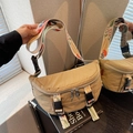 Sac de poitrine en nylon kaki avec bandoulière fleurie brodée et double boucle - Khaki