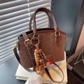 Braune Wildleder-Eimertasche mit Leopardenmuster, Rundgriffen und Holzperlenanhänger - Kaffee mit Anhänger