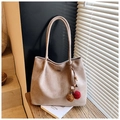 Detalle de bolso tote de ante beige con colgante bohemio y correas delgadas - Caqui con Colgante