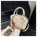 Cremeweiße Bucket Bag aus Kunstleder mit modischer Prägung und buntem Perlenanhänger - Cremeweiß Mit Anhänger