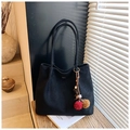 Detalle del bolso tote de ante negro con logo Foxi y colgante decorativo de pompones de colores - Negro con colgante
