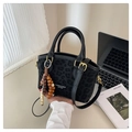 Schwarze Bucket-Bag mit Leopardenmuster, Rundgriffen und buntem Holzperlen-Anhänger - Schwarz mit Anhänger