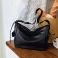 Sac fourre-tout classique en similicuir noir avec bandoulière réglable et poches - Noir