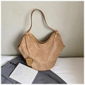 Dettaglio borsa tote in pelle scamosciata marrone con profilo ondulato e consistenza morbida - Cachi