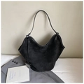Dettaglio della borsa tote in pelle scamosciata nera con apertura a V e ciondolo su blazer - Nero