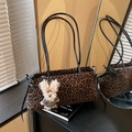 Bolso de hombro de leopardo con asas de cuero negro y colgante de perro de peluche - Negro Con Colgante